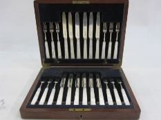 Cased set of 12 silver dessert knives and forks with mother-of-pearl handles Sheffield 1926-32