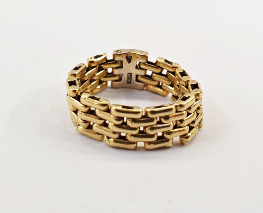 18K gold gate-style chain ring, 6.4g approx. Condition ReportApprox size 'Q'