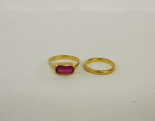 A gold and ruby-coloured stone lozenge set ring, marked indistinctly to outside of band, 3g in total