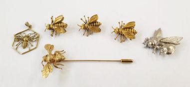 Small collection bee brooches to include silver and gilt metal 1982 MMA, etc