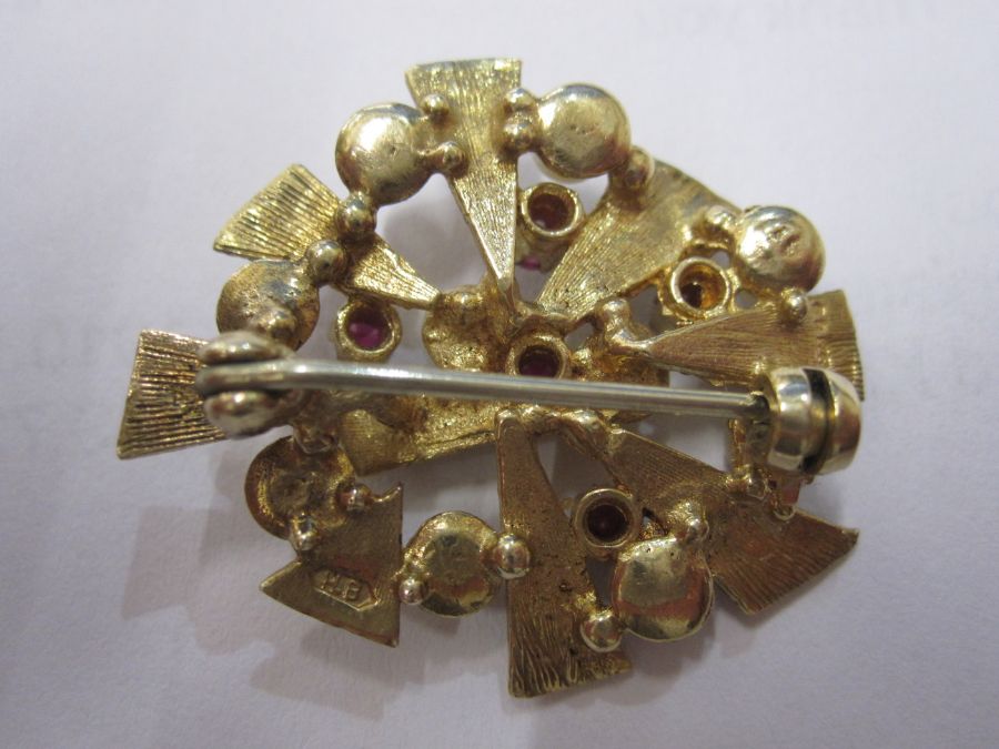 9ct gold, ruby and pearl abstract brooch, oval, set with five claw set rubies surrounded by - Image 4 of 5