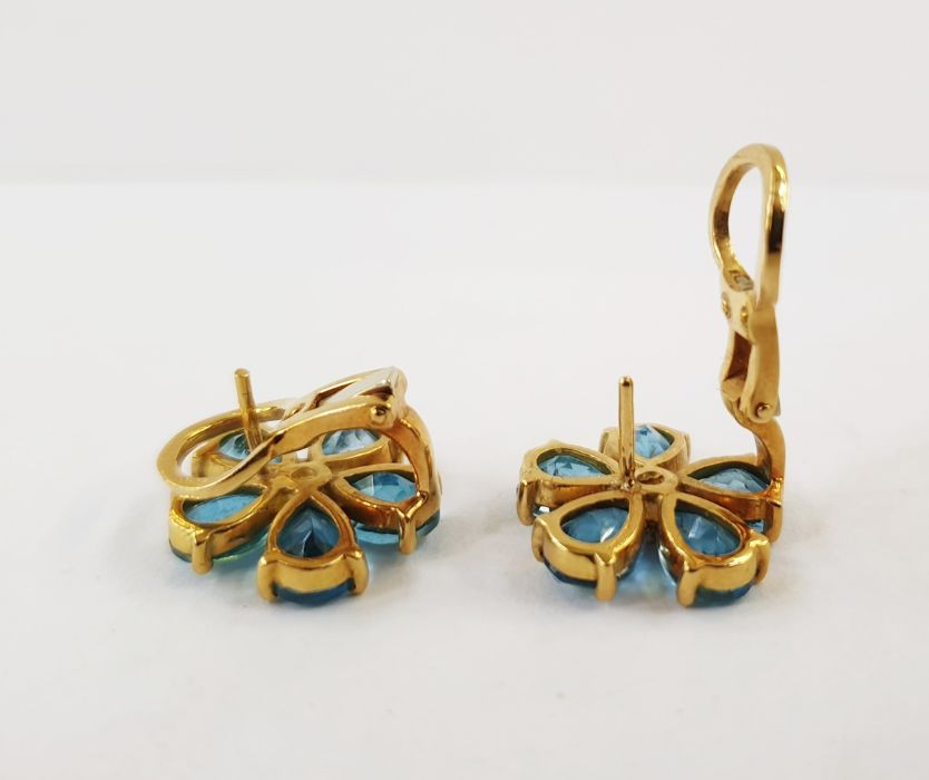Pair 18K gold and turquoise stone, possibly tourmaline, flowerhead pattern earrings, each having - Image 2 of 3