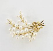 Gold and cultured pearl spray brooch with bow detail, marked 14K, 7cm long