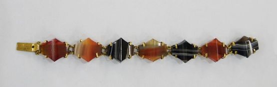 Agate and gilt metal bracelet having curved shaped lozenge, black, white and orange agate links