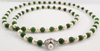 Mikado cultured pearl and green jade necklace of alternating design and the silver pearl set