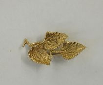 9ct gold triple leaf brooch, 5.3g approx.