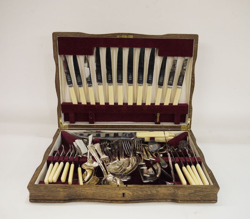 Silver-plated canteen marked Ryals, in fitted box, with bone-handled knives