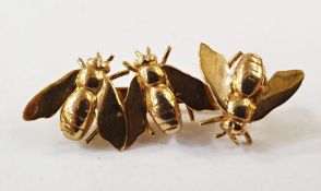 9ct gold flying bee pattern bar brooch, 5g