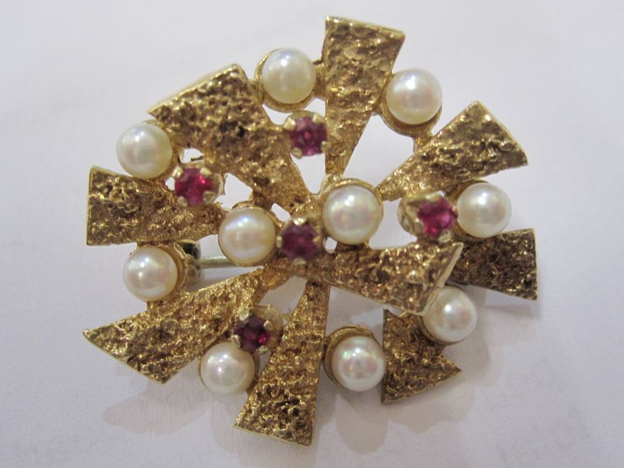 9ct gold, ruby and pearl abstract brooch, oval, set with five claw set rubies surrounded by - Image 3 of 5