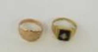 9ct rose gold signet ring, 3g approx. and a 9ct gold and onyx signet ring, 3g approx.