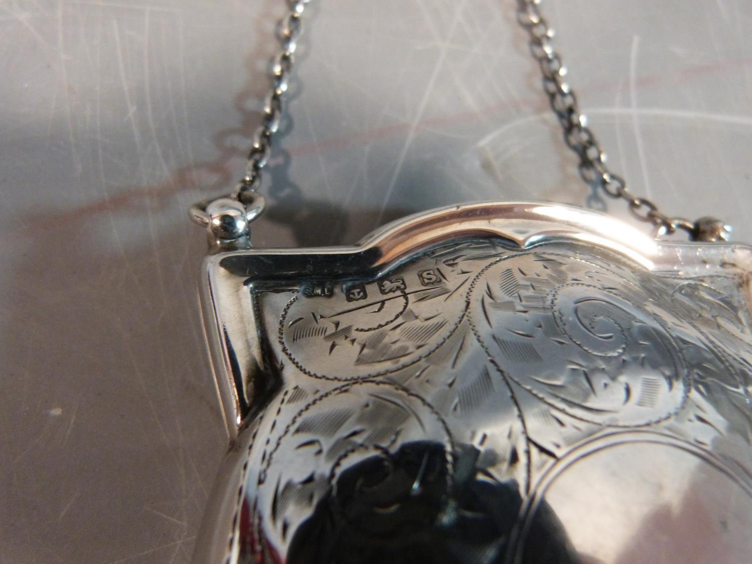 An Edwardian sterling silver ladies coin purse suspended from chain. It has scrolling engraved - Image 3 of 9