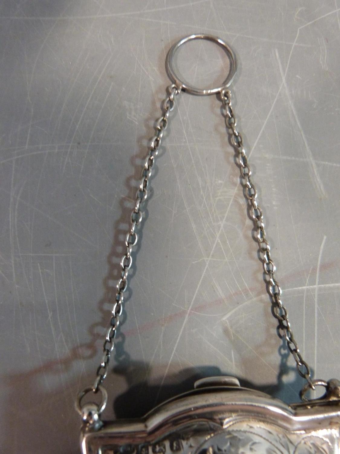 An Edwardian sterling silver ladies coin purse suspended from chain. It has scrolling engraved - Image 4 of 9