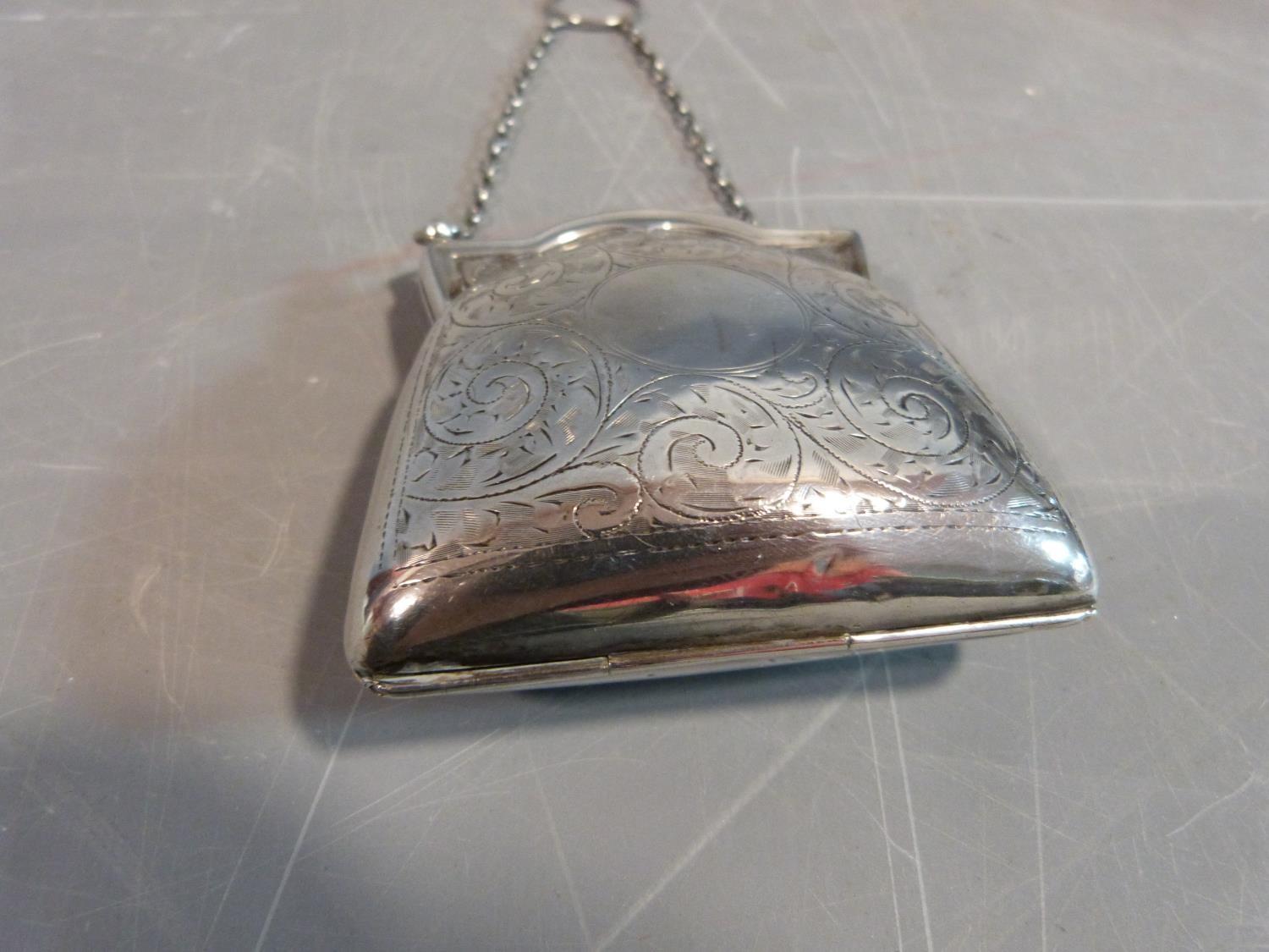 An Edwardian sterling silver ladies coin purse suspended from chain. It has scrolling engraved - Image 2 of 9