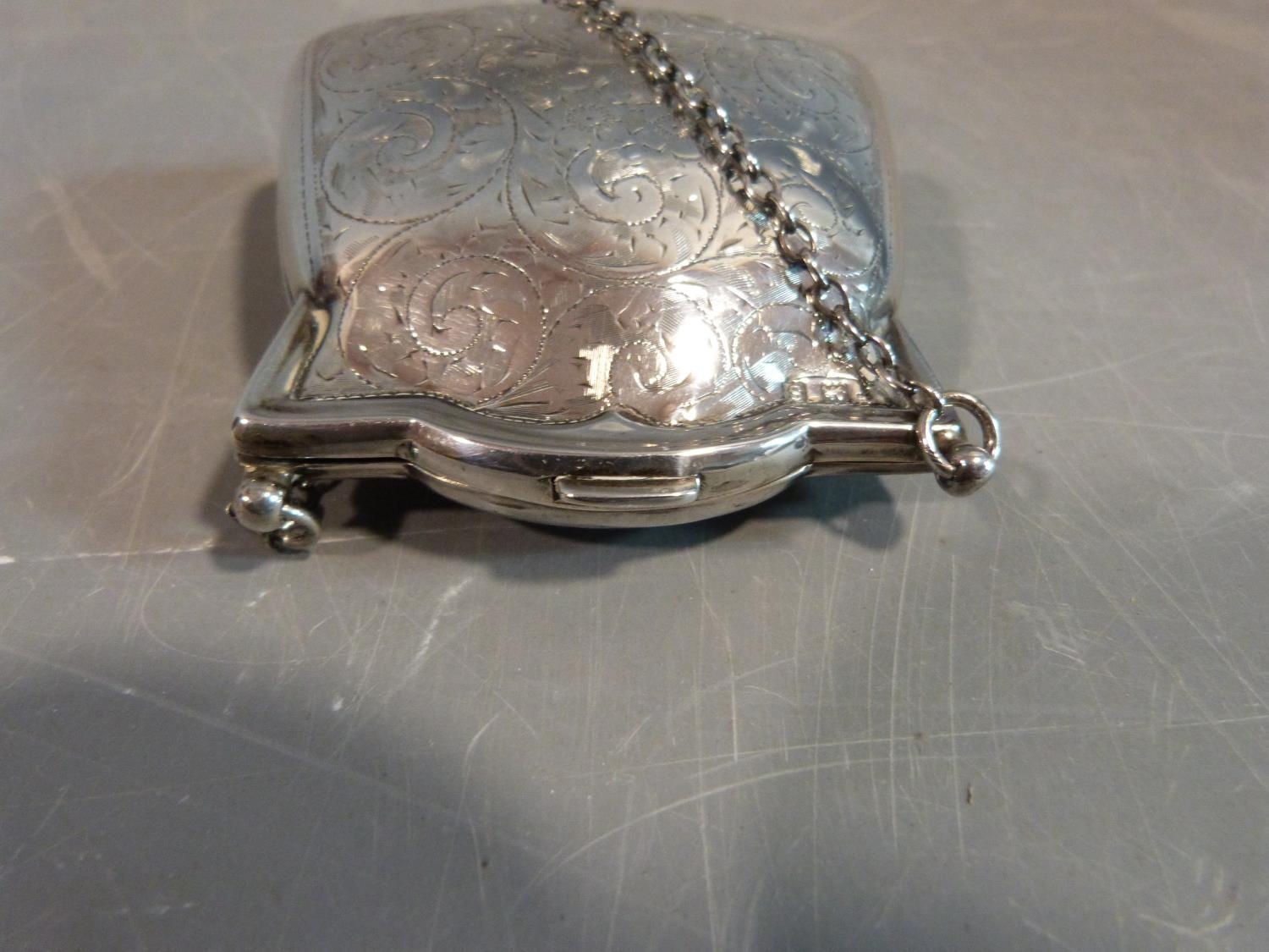 An Edwardian sterling silver ladies coin purse suspended from chain. It has scrolling engraved - Image 9 of 9