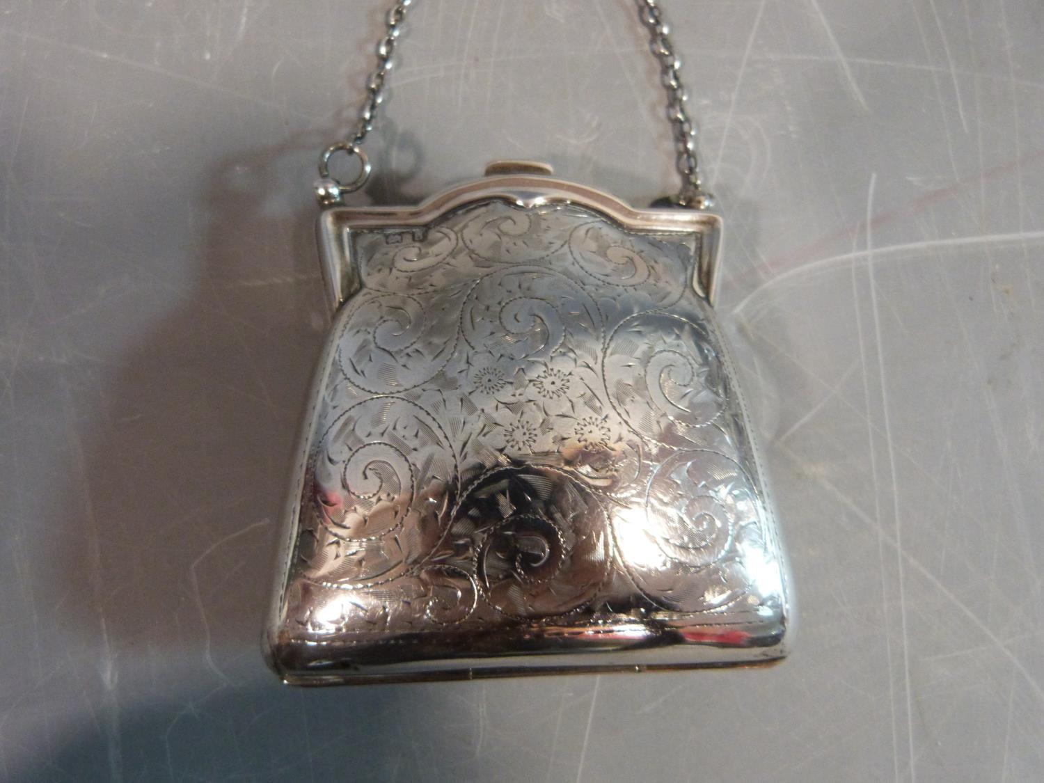 An Edwardian sterling silver ladies coin purse suspended from chain. It has scrolling engraved - Image 5 of 9