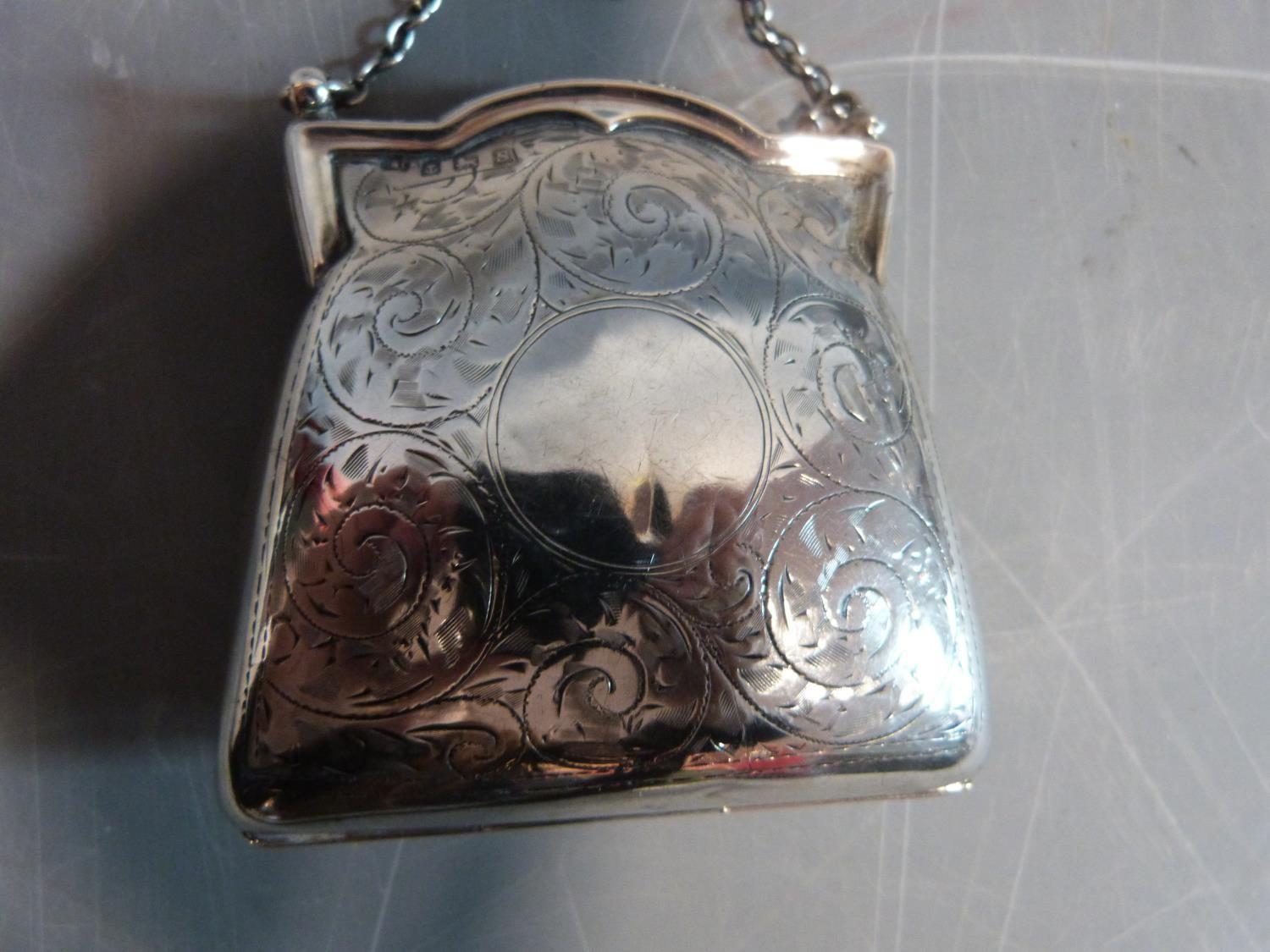 An Edwardian sterling silver ladies coin purse suspended from chain. It has scrolling engraved - Image 6 of 9