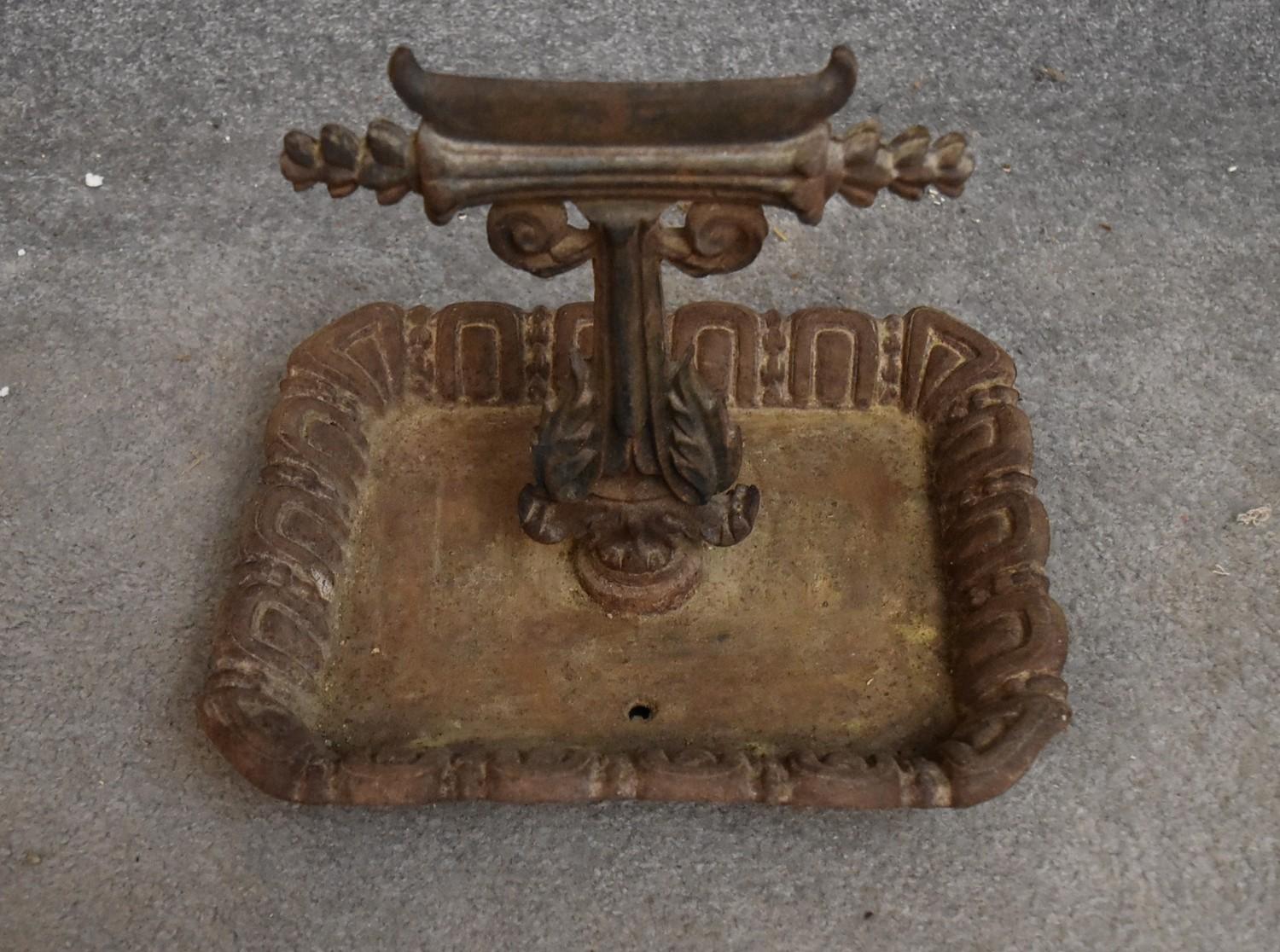 An early 19th century cast iron boot scraper. H.25x32cm - Image 2 of 3