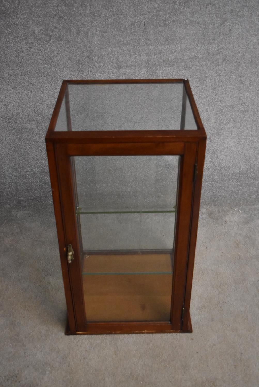 An Edwardian mahogany table top vitrine. H.76x40cm - Image 2 of 5