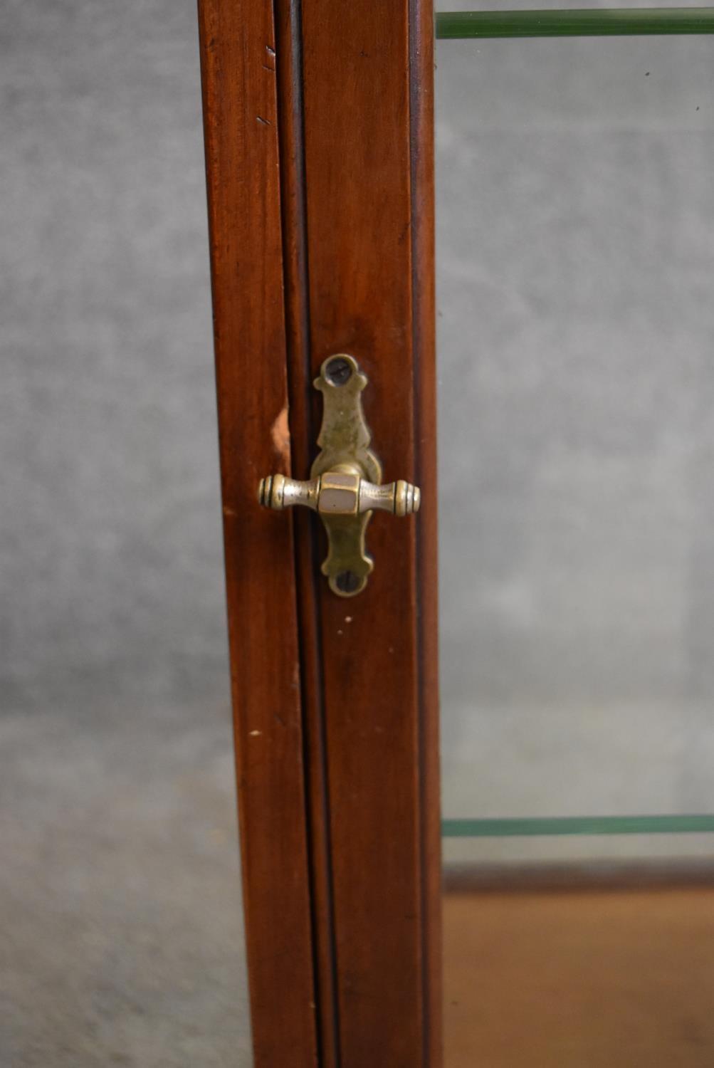 An Edwardian mahogany table top vitrine. H.76x40cm - Image 3 of 5