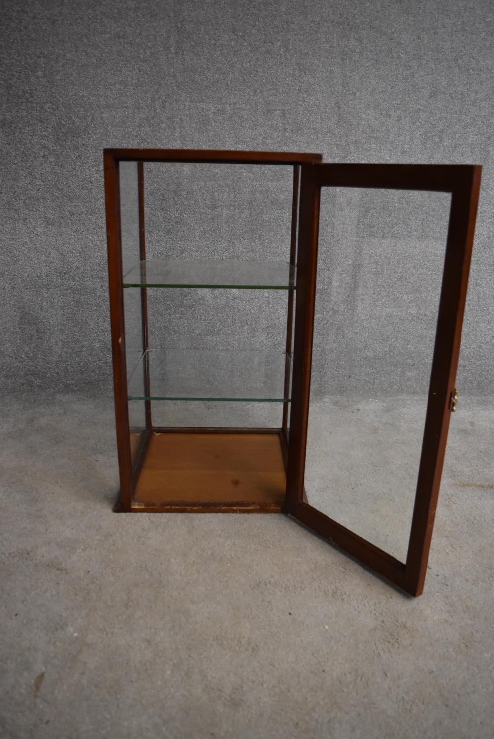 An Edwardian mahogany table top vitrine. H.76x40cm - Image 4 of 5