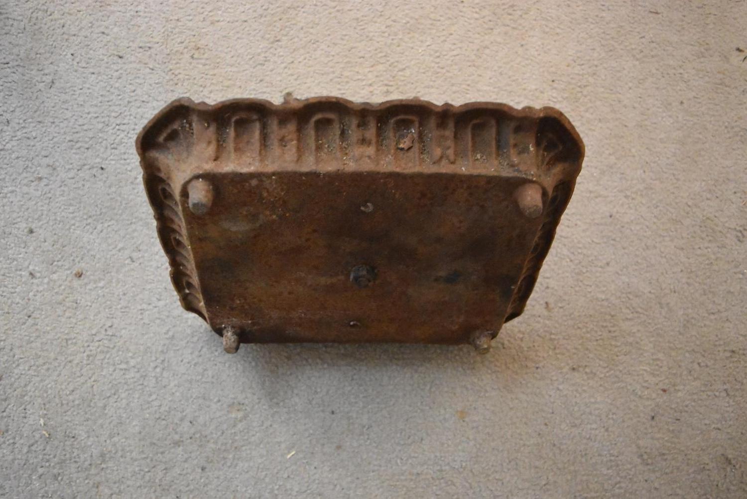 An early 19th century cast iron boot scraper. H.25x32cm - Image 3 of 3