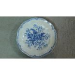 An early 19th century Worcester blue and white porcelain plate with a floral and foliate design