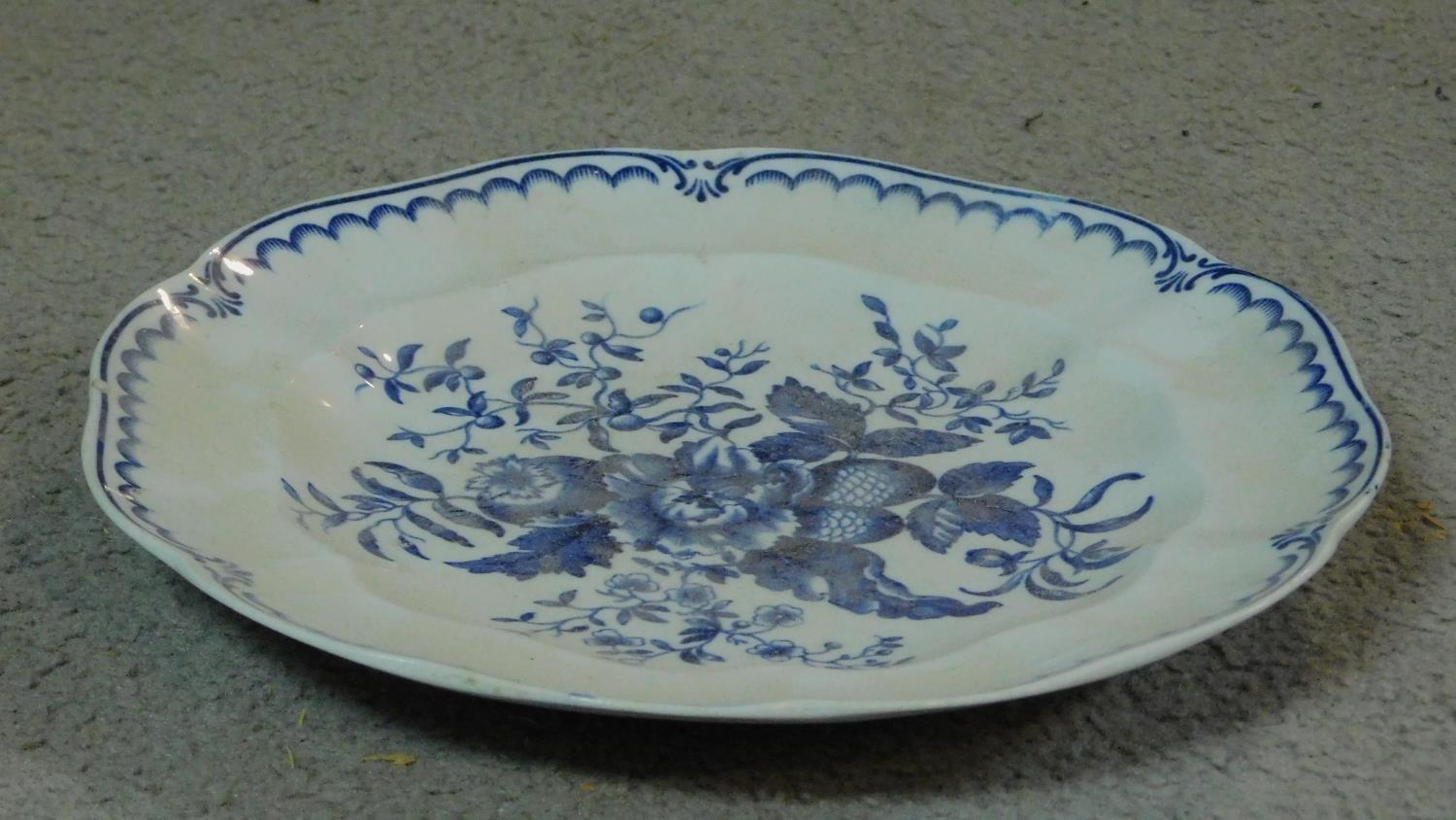An early 19th century Worcester blue and white porcelain plate with a floral and foliate design - Image 5 of 5