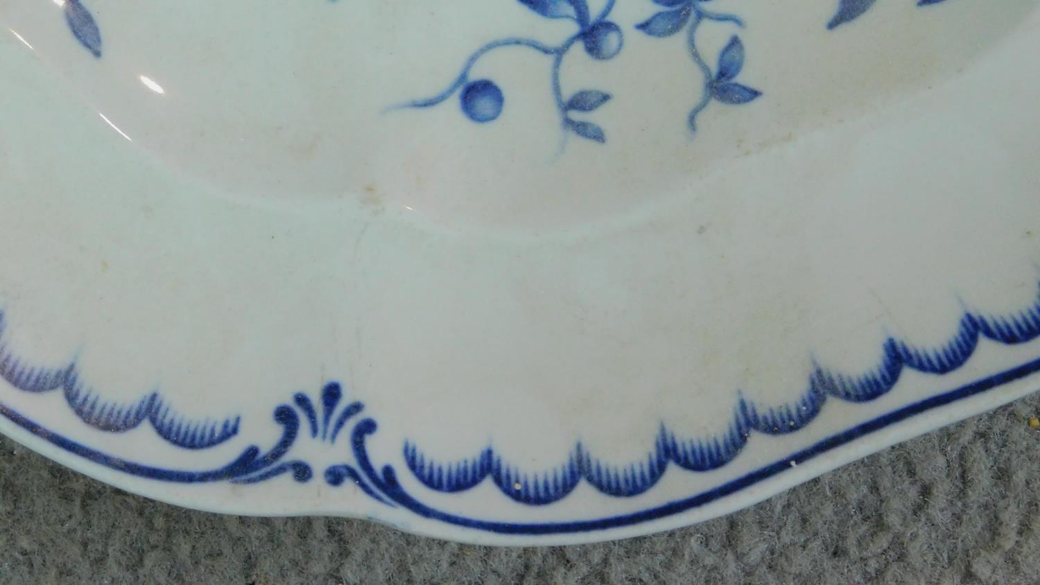 An early 19th century Worcester blue and white porcelain plate with a floral and foliate design - Image 3 of 5