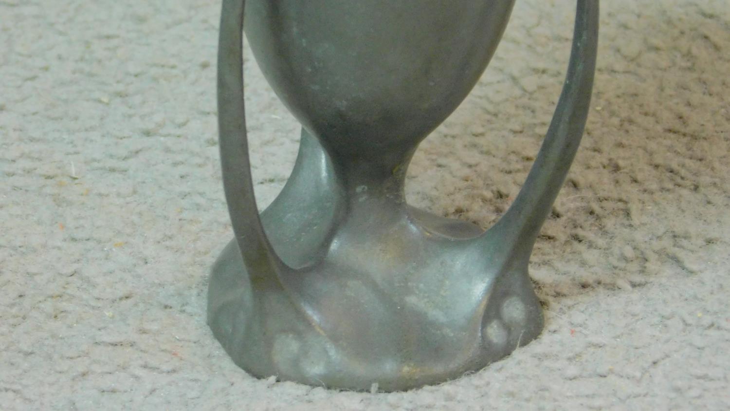 An Art Nouveau Kayserzinn pewter three handled loving cup. Makers stamp to base. H.12cm - Image 3 of 4