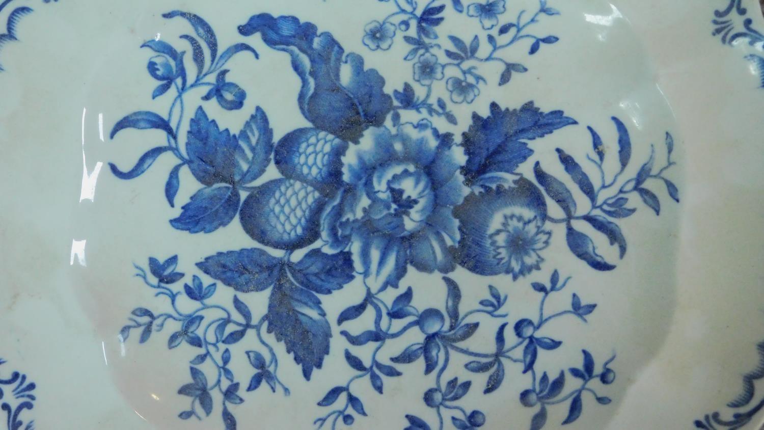 An early 19th century Worcester blue and white porcelain plate with a floral and foliate design - Image 2 of 5