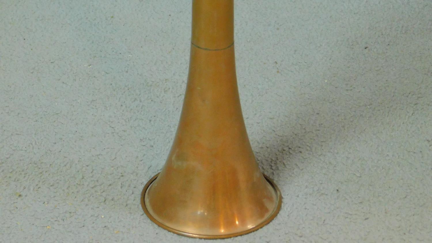 An antique copper hunting horn with brass mouth piece and flared end. L.127cm - Image 5 of 5