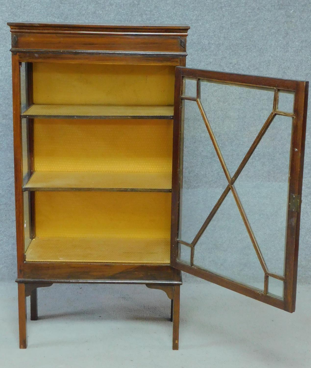 An Edwardian mahogany display cabinet with astragal glazed door enclosing display shelves on - Image 3 of 6