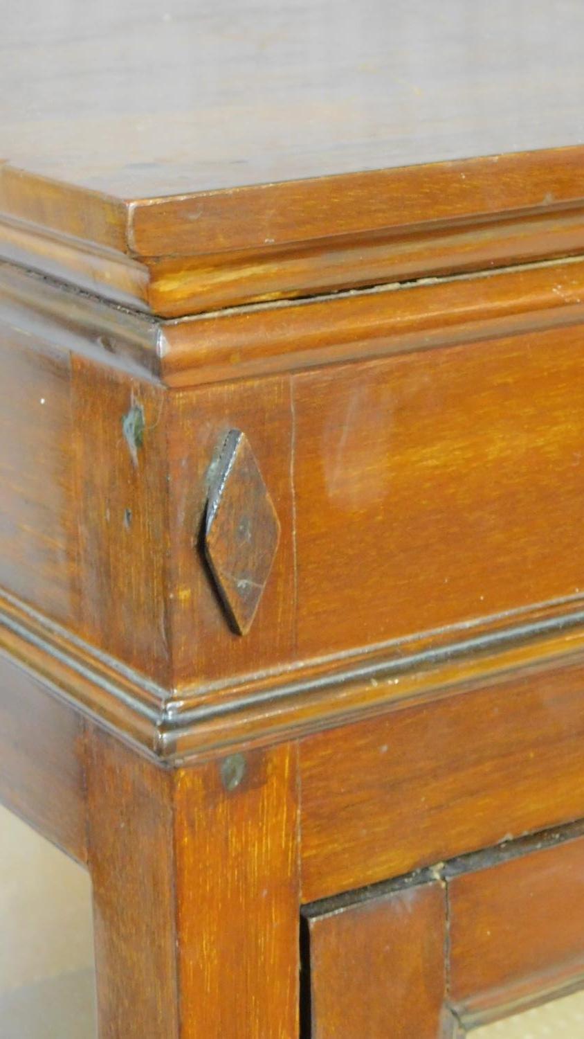 An Edwardian mahogany display cabinet with astragal glazed door enclosing display shelves on - Image 6 of 6