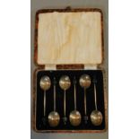 A cased set of English hallmarked silver spoons with coffee bean handles. H.15 W.13cm (box)