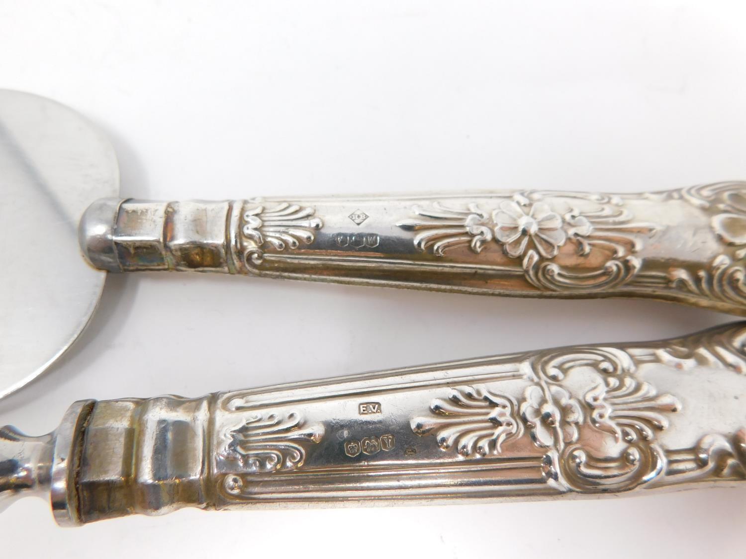 A collection of silver cutlery. Inlcuding a Georgian pierced foliate design fish slice, - Image 14 of 17