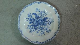 An early 19th century Worcester blue and white porcelain plate with a floral and foliate design