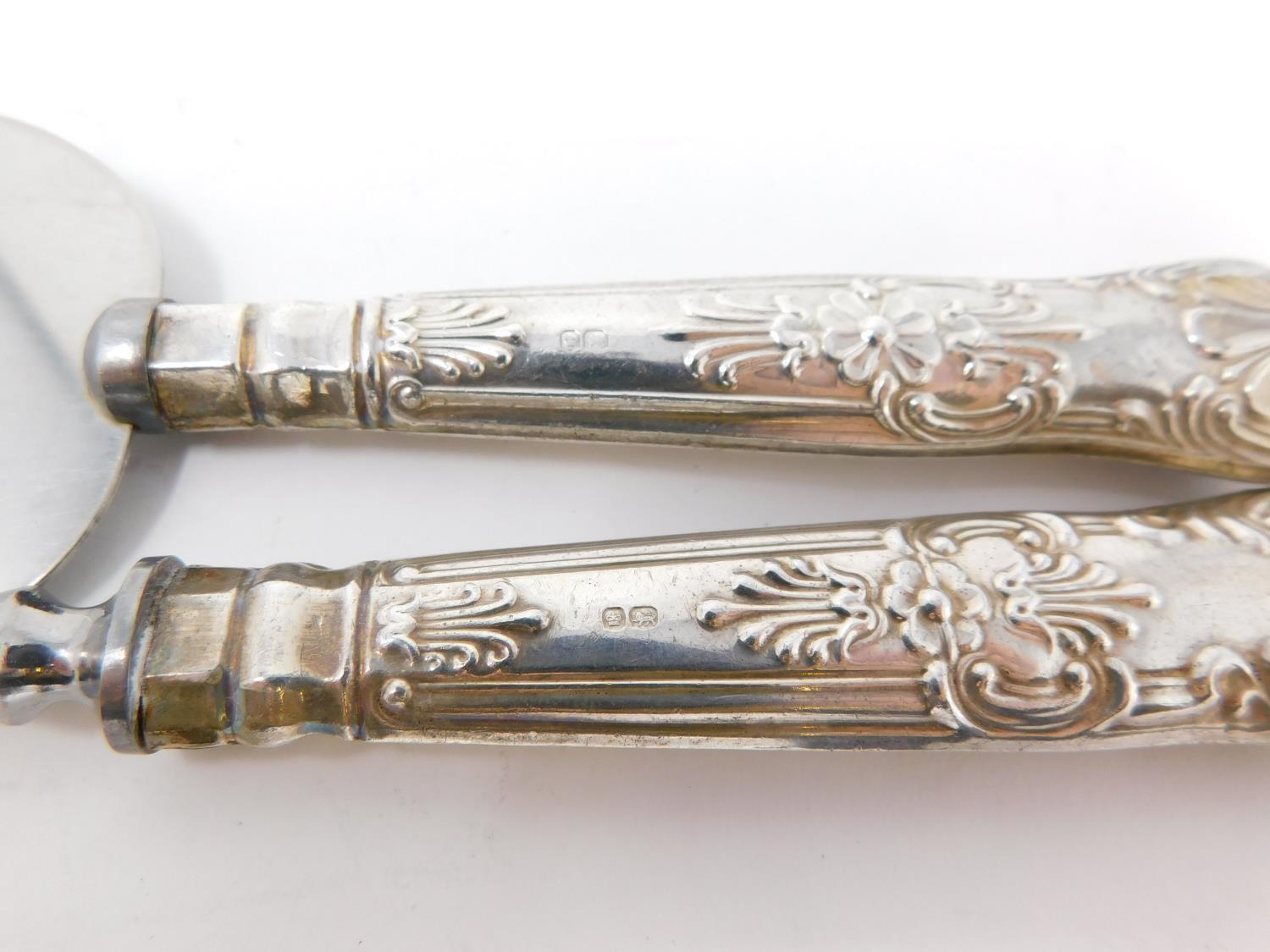 A collection of silver cutlery. Inlcuding a Georgian pierced foliate design fish slice, - Image 15 of 17