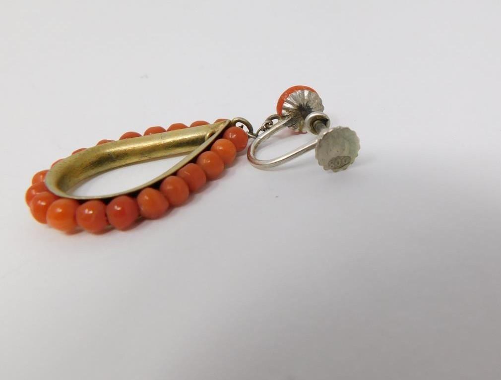 Two pairs of coral drop earrings. One set in gilt metal with a drop shape and coral bead detailing - Image 5 of 9