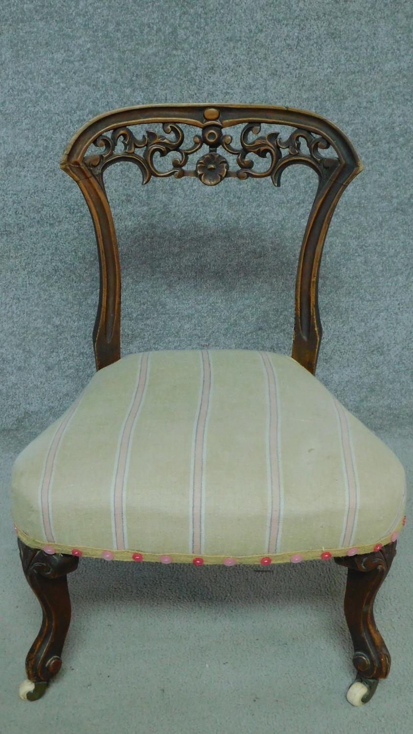 An Edwardian mahogany nursing chair with rouge floral upholstery and carved back on cabriole - Image 7 of 11