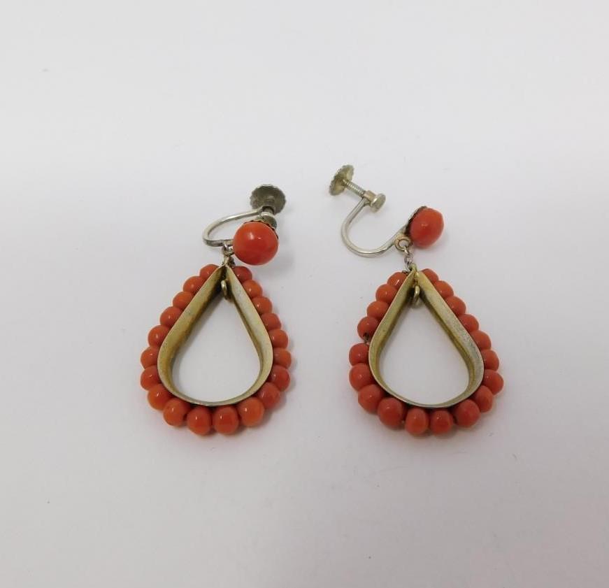 Two pairs of coral drop earrings. One set in gilt metal with a drop shape and coral bead detailing - Image 3 of 9