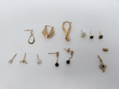 A collection of 9ct scrap gold items. Including a pair of onyx chain link ball earrings with 9ct