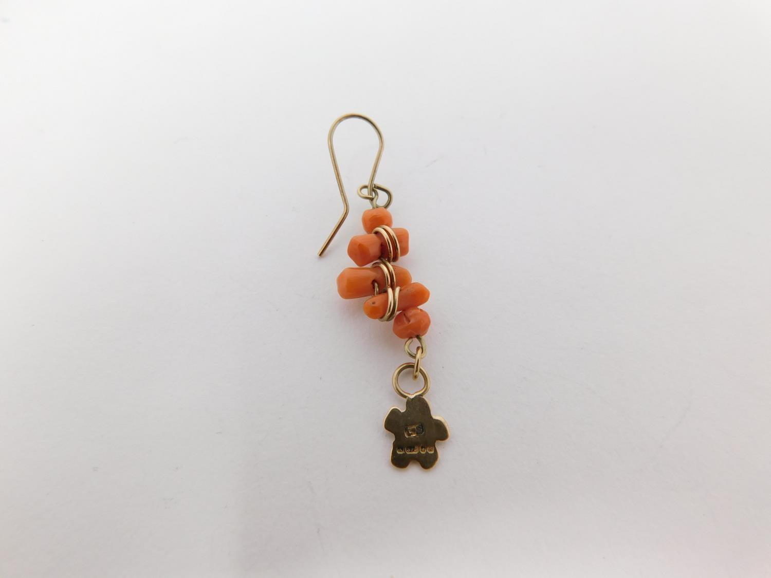 Two pairs of coral drop earrings. One set in gilt metal with a drop shape and coral bead detailing - Image 6 of 9