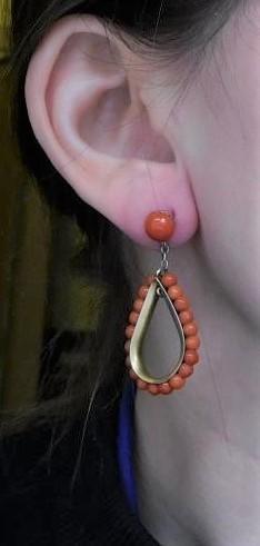 Two pairs of coral drop earrings. One set in gilt metal with a drop shape and coral bead detailing - Image 8 of 9