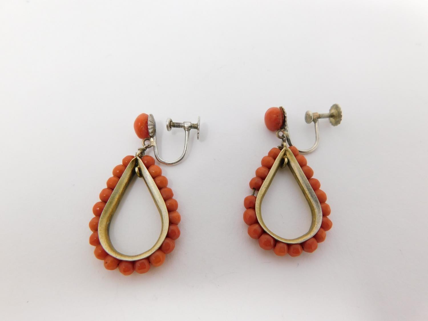 Two pairs of coral drop earrings. One set in gilt metal with a drop shape and coral bead detailing - Image 2 of 9