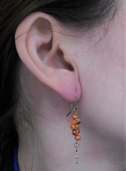 Two pairs of coral drop earrings. One set in gilt metal with a drop shape and coral bead detailing - Image 9 of 9