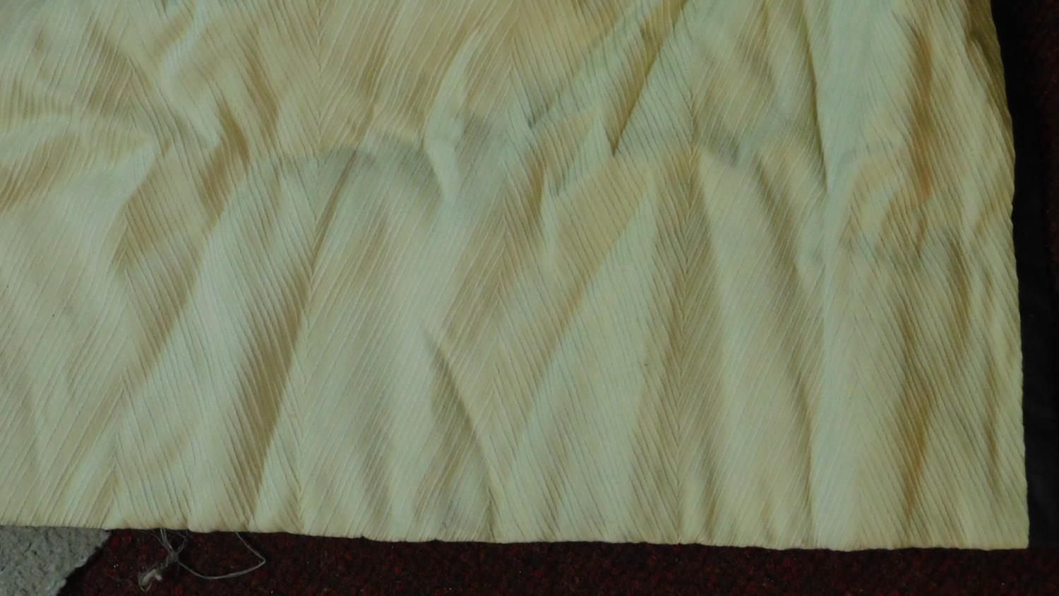 A cream lined curtain and a cable knit throw. H.200 W.200 (curtain) W.370 (throw) - Image 3 of 5