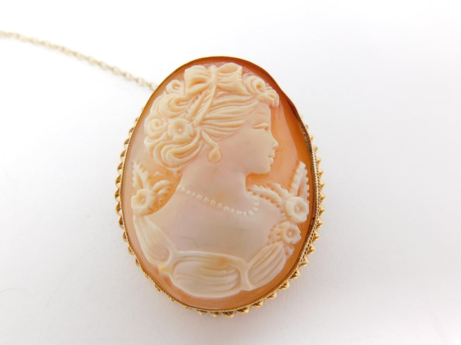 A 9 ct gold cameo brooch with yellow metal safety chain. The cameo is carved with a female profile - Image 4 of 8
