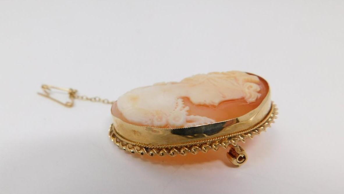 A 9 ct gold cameo brooch with yellow metal safety chain. The cameo is carved with a female profile - Image 5 of 8