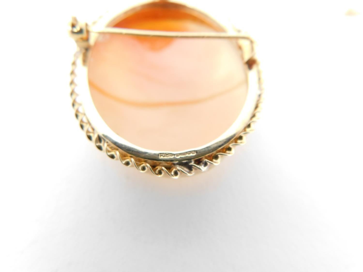 A 9 ct gold cameo brooch with yellow metal safety chain. The cameo is carved with a female profile - Image 7 of 8