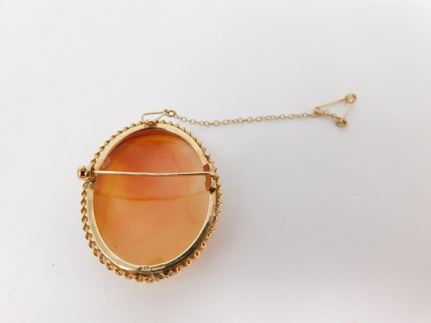 A 9 ct gold cameo brooch with yellow metal safety chain. The cameo is carved with a female profile - Image 6 of 8